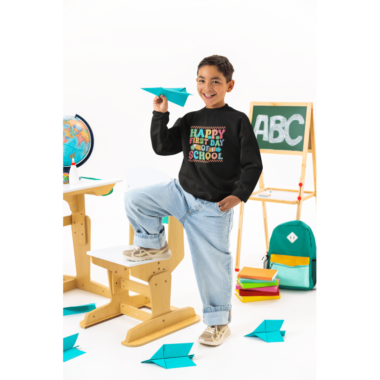 Youth crewneck sweatshirt 'Happy First Day of School' white, regular fit, cotton-polyester fleece.